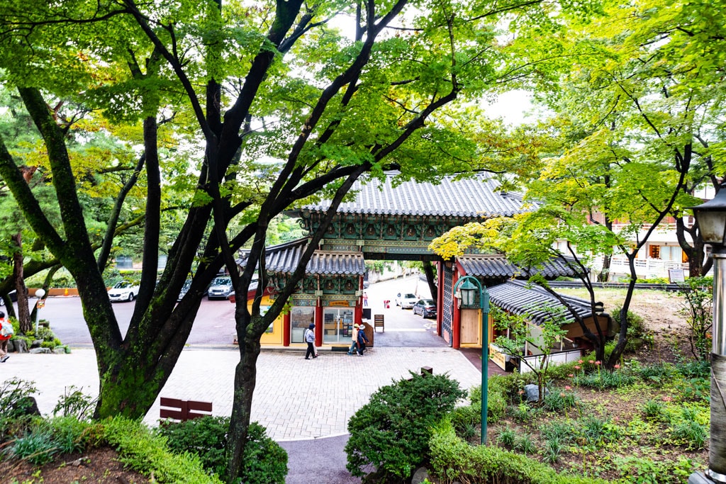 길상사에서 꽃무릇을 담다, 길상사 정문이 바라보이는 풍경