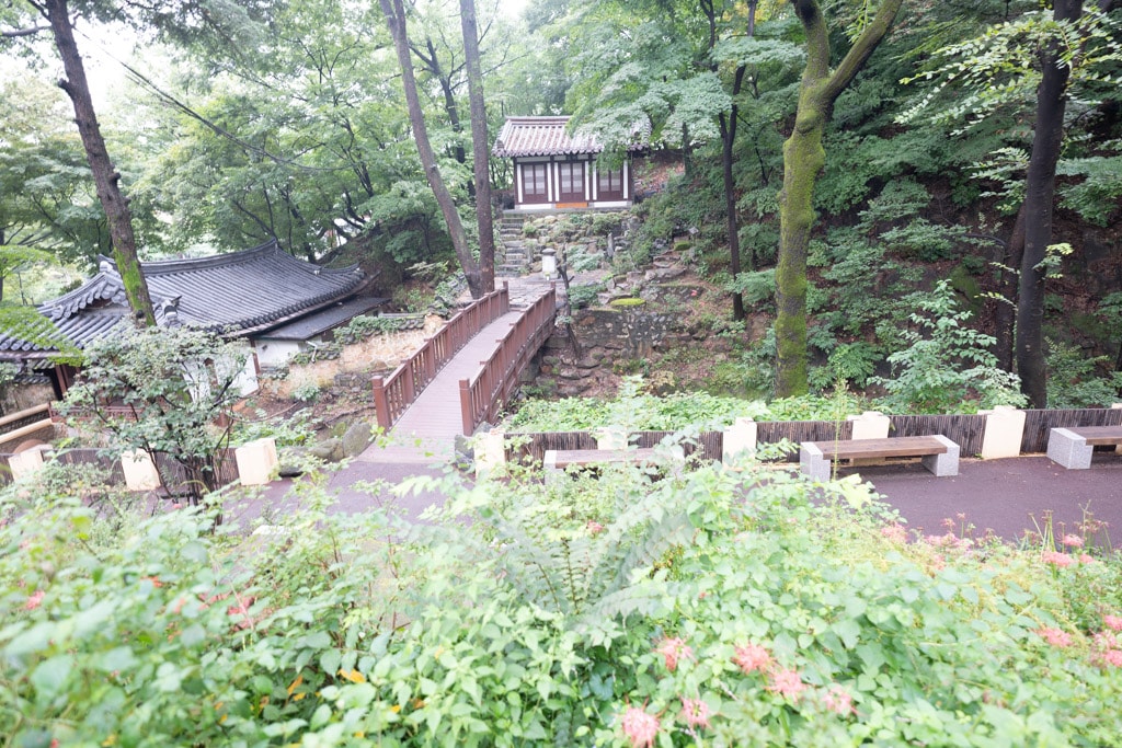 길상사에서 꽃무릇을 담다, 김여한님을 모신 길상현(좌측 건물)과 시주 길상화 공덕비(중앙 건물 앞)가 보이는 풍경