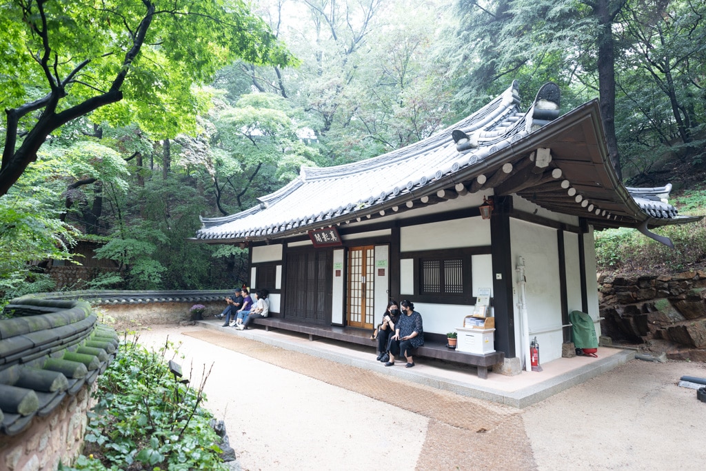 길상사에서 꽃무릇을 담다, 법정스님을 모신 진영각 풍경