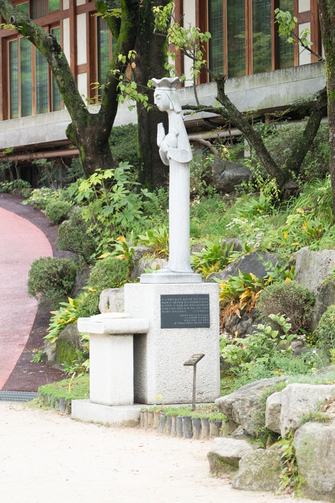 길상사에서 꽃무릇을 담다, 천주교 신자인 조각가 최종태가 종교 간 화해와 화합을 염원하며 기증한 관음보살상