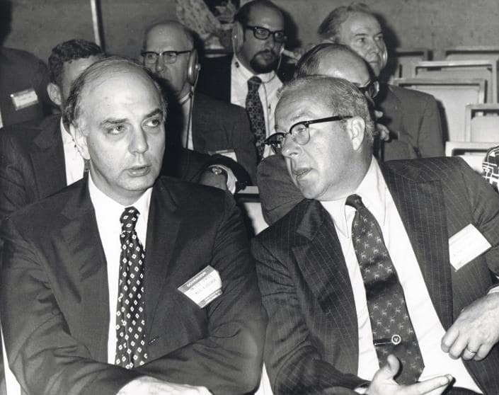 미국 경제학자이자 재무부 차관보인 폴 볼커(1927-2019)(왼쪽)와 정치인이자 재무장관인 조지 P 슐츠가 9월 26일 워싱턴 DC에서 열린 연례 국제통화기금(IMF) 회의에서 이야기하고 있다