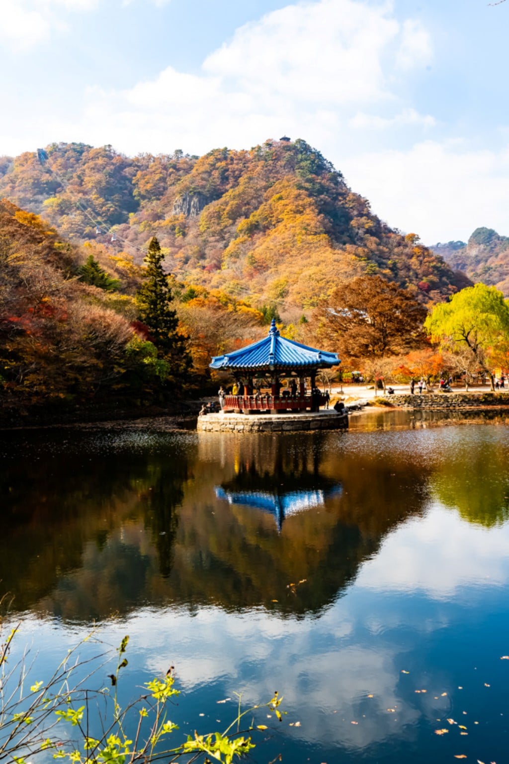 22년 내장산 단풍, 진 단풍이 더 아름답더라. 6 내장사 단풍 구경, 하늘을 배경으로 우화정 풍경,