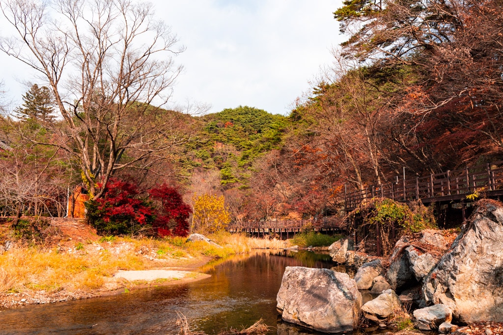 마곡사 가는 길, 내천을 따라 데크길을 걷다