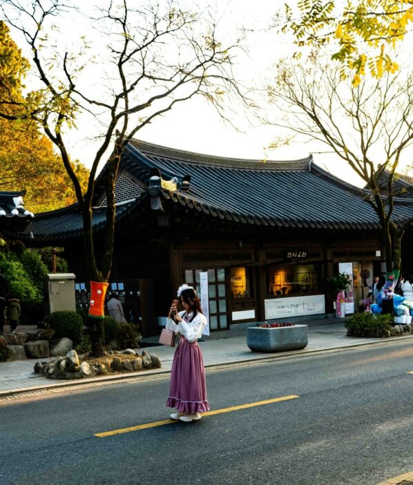 전주-한옥마을-태조로에서-만난-한복을-입은-아이는-스마트폰으러-담은-사진을-확인하고-있습니다.2022-08816