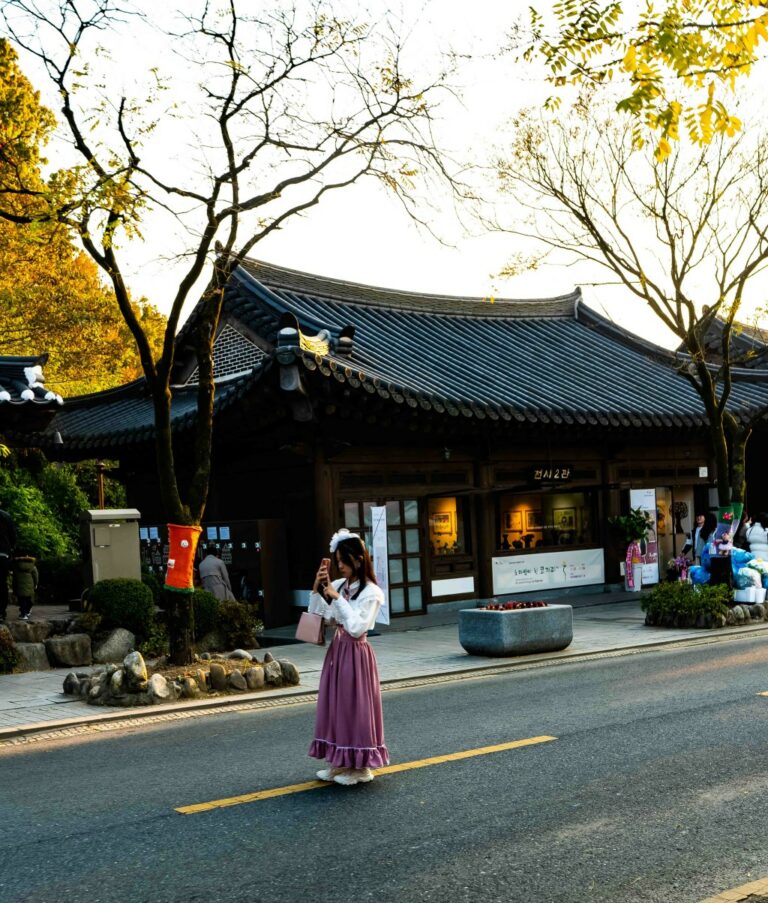 전주 한옥마을, 태조로에서 만난 한복을 입은 아이는 스마트폰으러 담은 사진을 확인하고 있습니다.