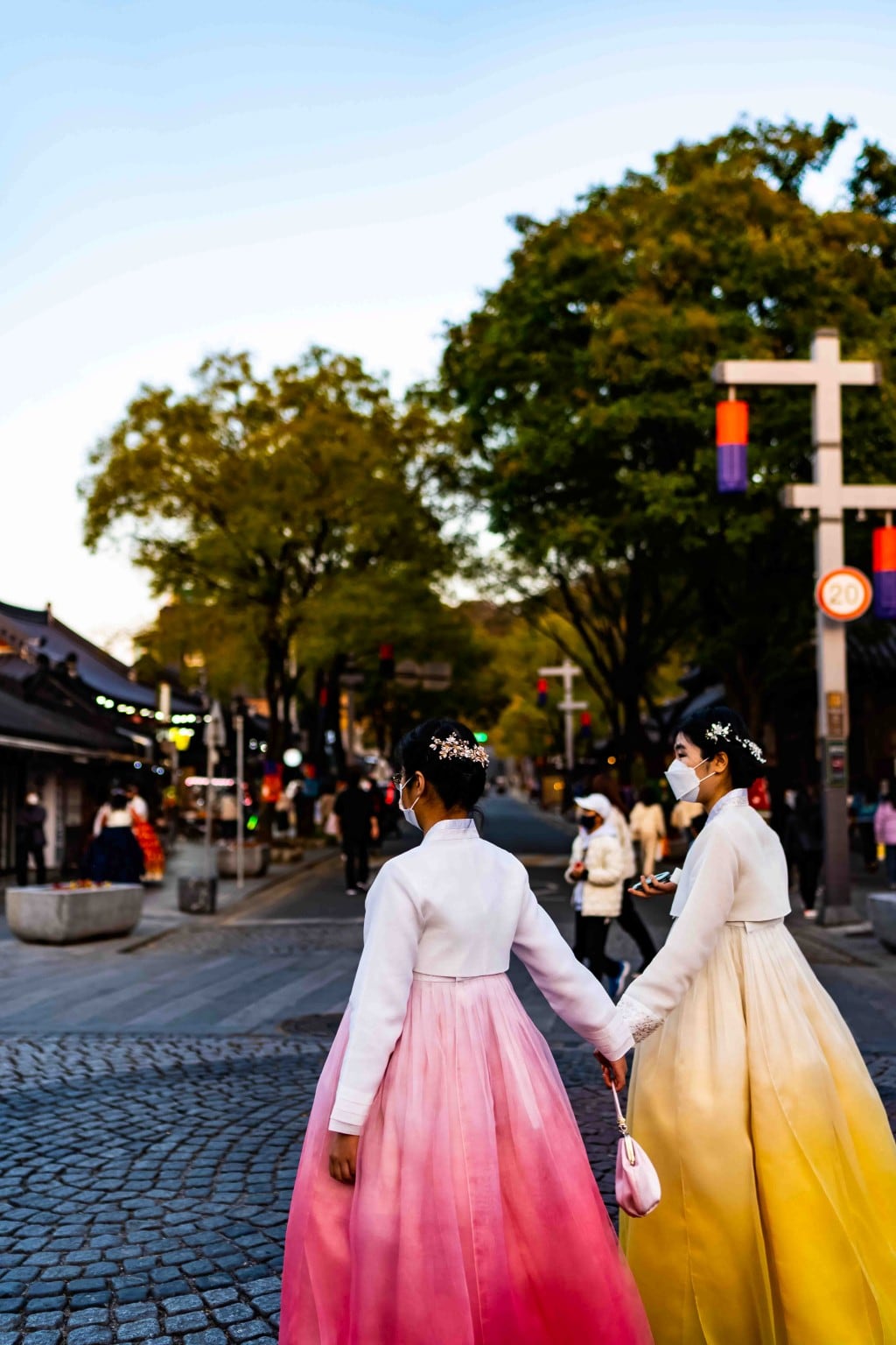 전주 한옥마을을 다녀오다 30 전주 한옥마을, 태조로에서 한복을 산보중인 두여인네