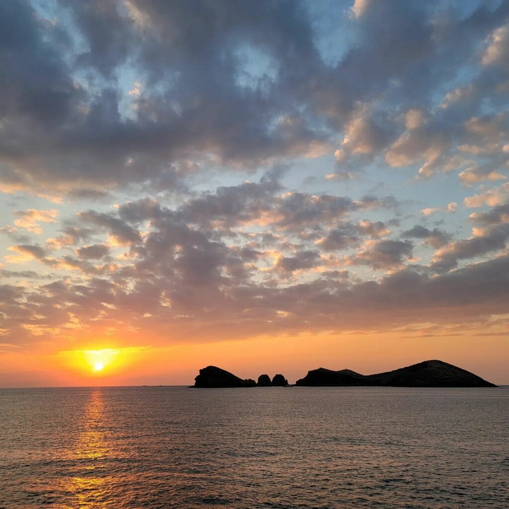 제주 출사 여행을 위한 아름다운 제주 여행지 28 제주 석양 명소, 자귀도포구 석양 풍경, Photo from jejuona instagram