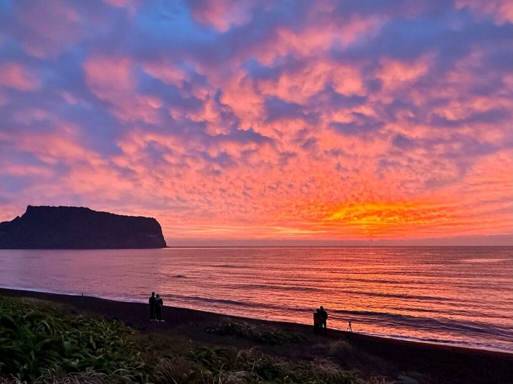 제주 출사 여행을 위한 아름다운 제주 여행지 13 제주 여행, 광치기해변에서 본 성산일출봉 일출 풍경, Photo from gu_ni222 Instagram
