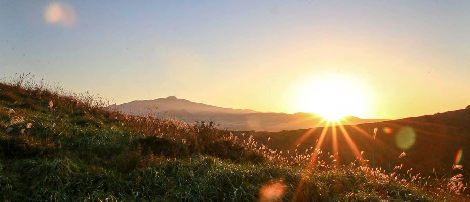 제주 여행, 노을과 분화구 연못이 아름다운 금오름의 노을 풍경