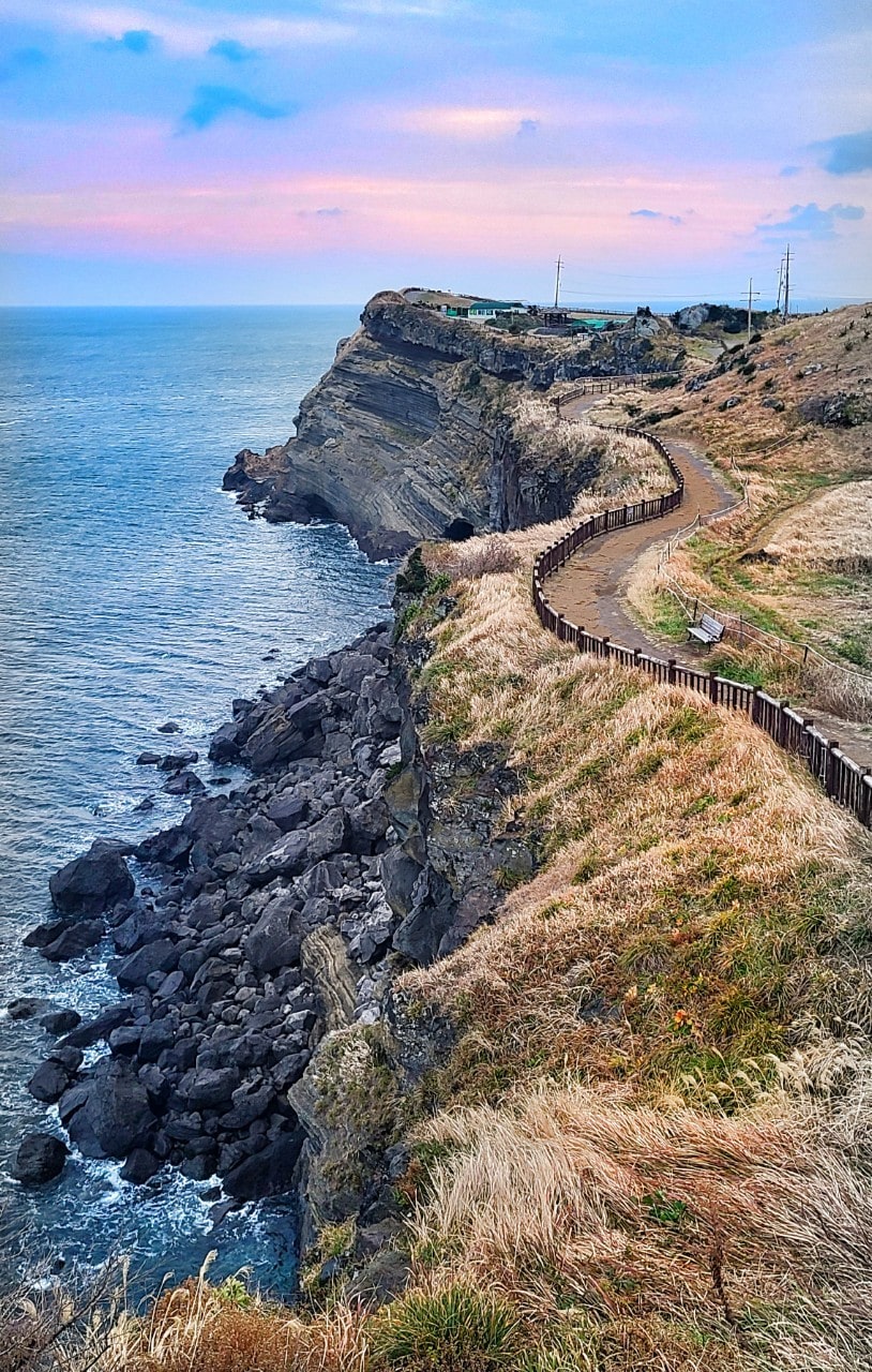 제주 여행, 송악산 둘레길, 사람형상 바위 아래 기암절벽 포인트1에서 본 풍경,  Photo by 산야.jpg