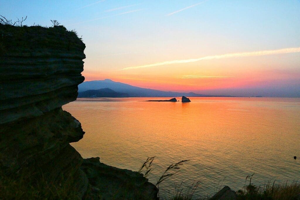 제주 여행, 송악산 둘레길, 사람형상 바위와 산방산 그리고 형제섬이 보이는 풍경,  Photo by 산야