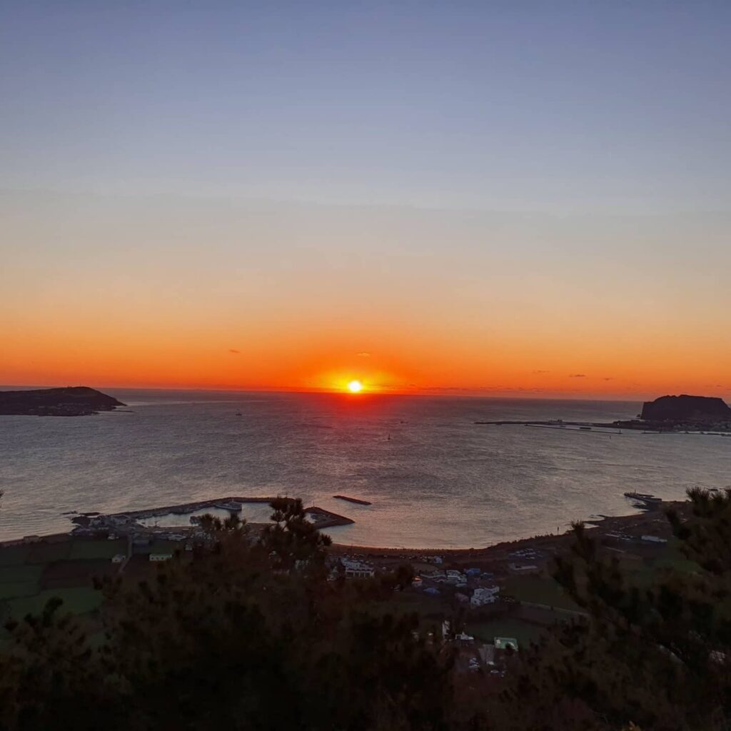 제주 출사 여행을 위한 아름다운 제주 여행지 14 제주 여행, 제주 지미봉 일출, Photo from minton_woongiet instagram