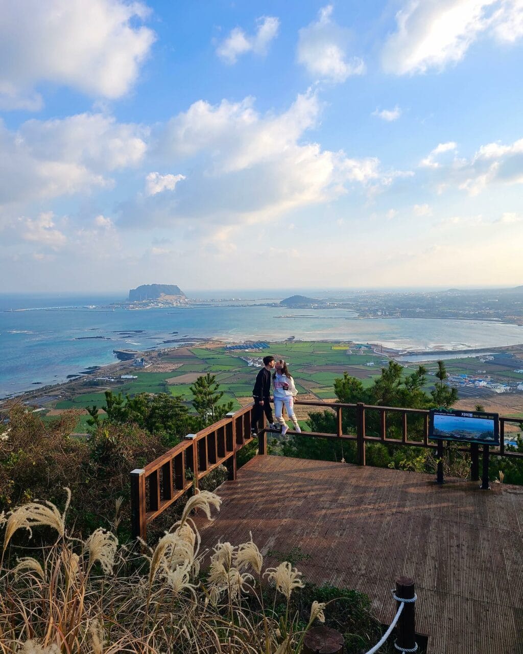 제주 여행, 지미오름에서 성산일출봉아 보니는 풍경, Photo from nine_ten9_10 Instagram