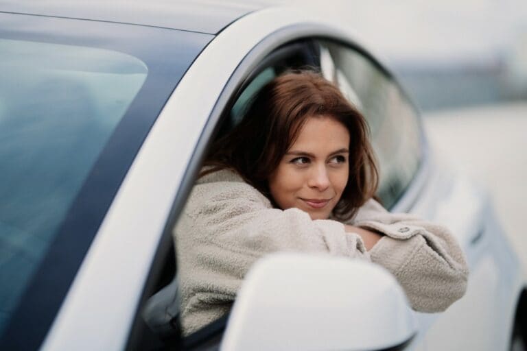 j테슬라를 운전하느 여성 기업가, Jenny Ueberberg, female entrepreneur driving her Tesla Model 3, Photo by Enny Ueberberg