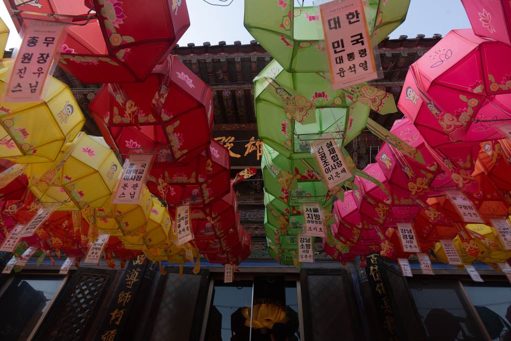 서울 봉은사 대웅전 앞 연등, 유명인 연등 풍경, photo by Happist