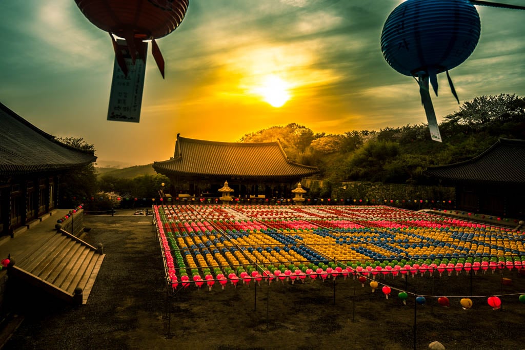 천안-각원사-풍경, 대웅보전 앞에서 바라본 태조산루와 석양, Photo by Happist