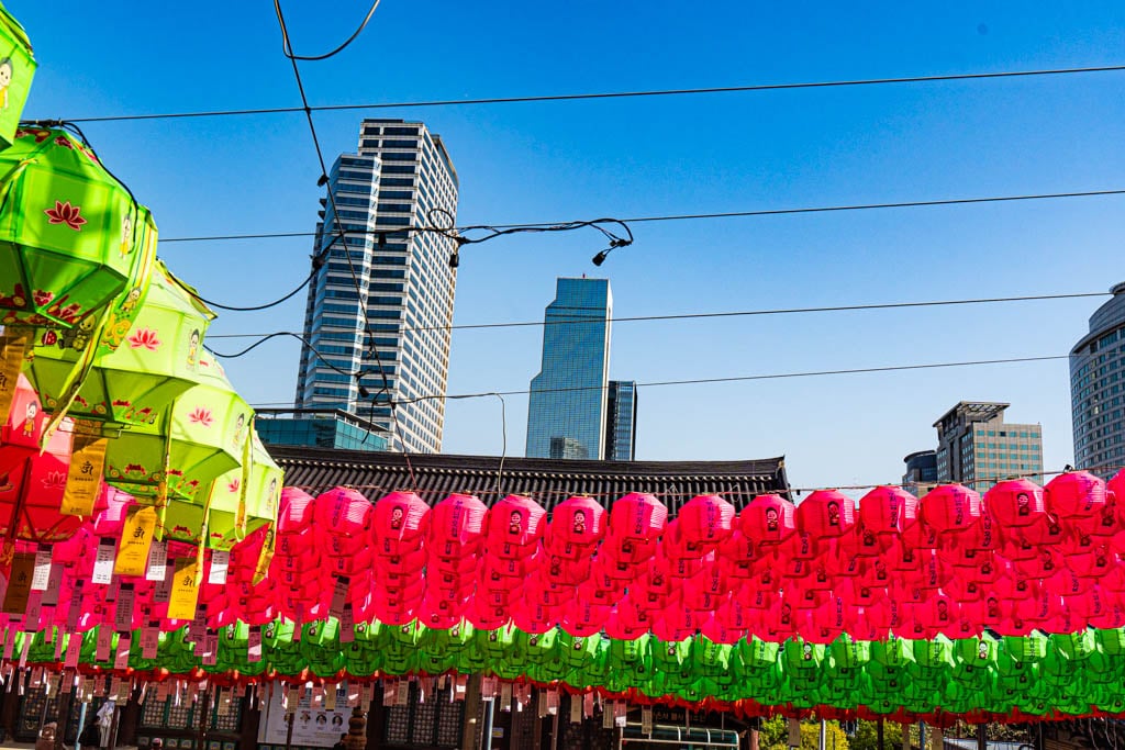 서울 봉은사 대웅전을 지나 영산전 앞의 연등 풍경, Photo by Happist