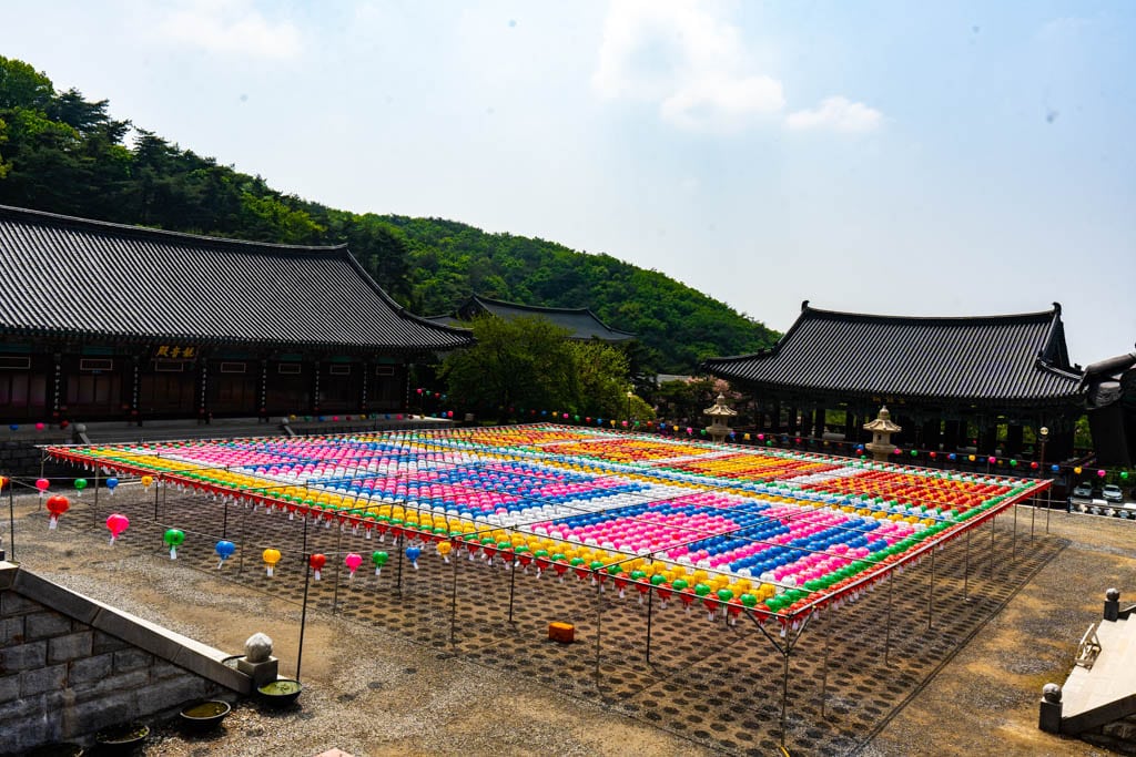 천안-각원사-풍경, 경해원과 관음전 사이의 연등 광장, Photo by Happist