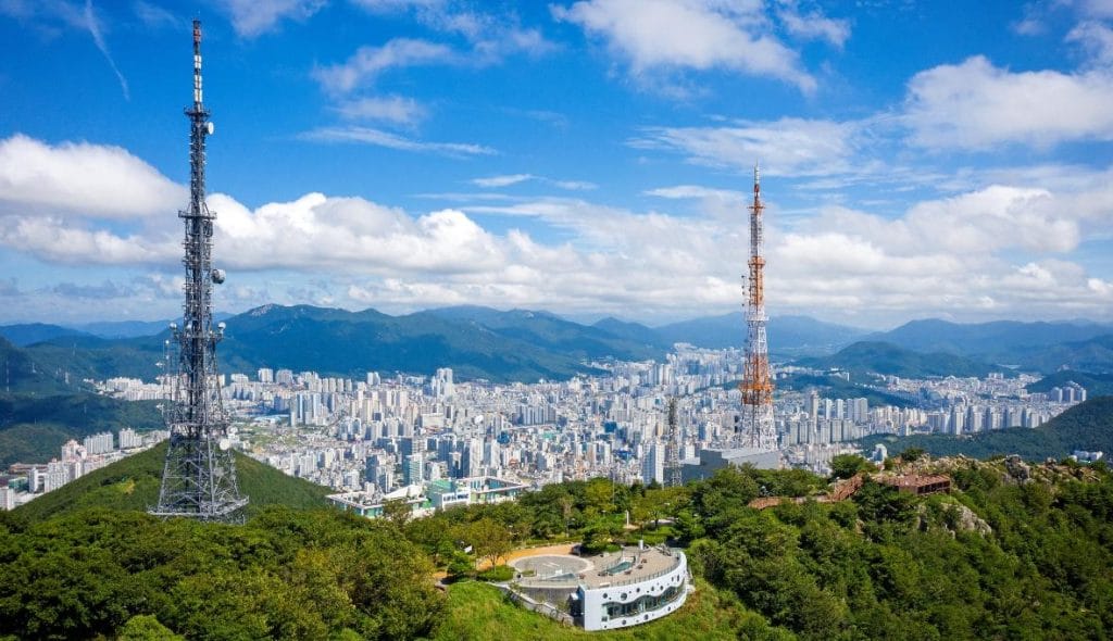 자동차로 오르는 등산, 부산 황령산 정상 풍경, 이미지는 부산시청 인용