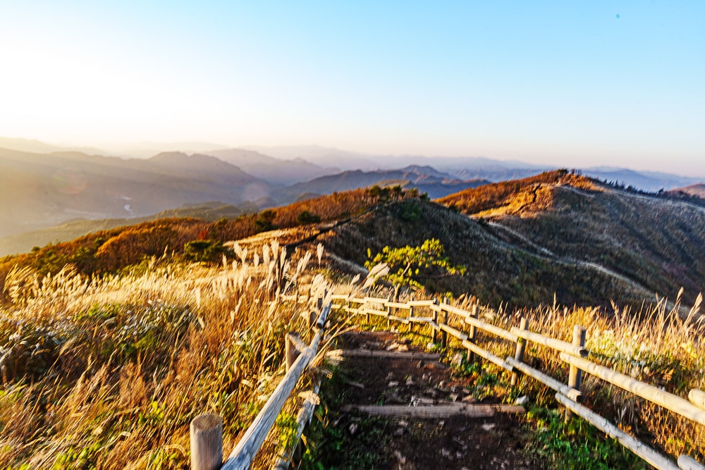 정선 민둥산 억새, 민둥산 정사 뒤 왼쪽의 민둥산 두레길 모습_DSC8661 Photo by Happist