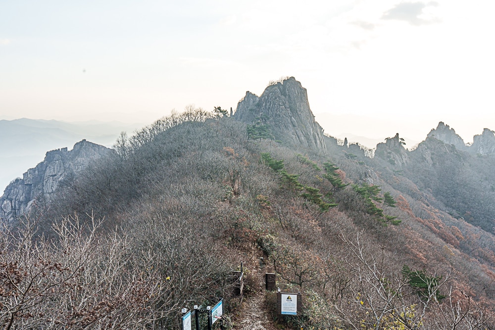 월출산 산행, 경포대 능선 삼거리에서 천황봉으로 오른 계단에 바라본 구름다리, ㅏ자봉 방문 풍경DSC03188 Photo by Happist