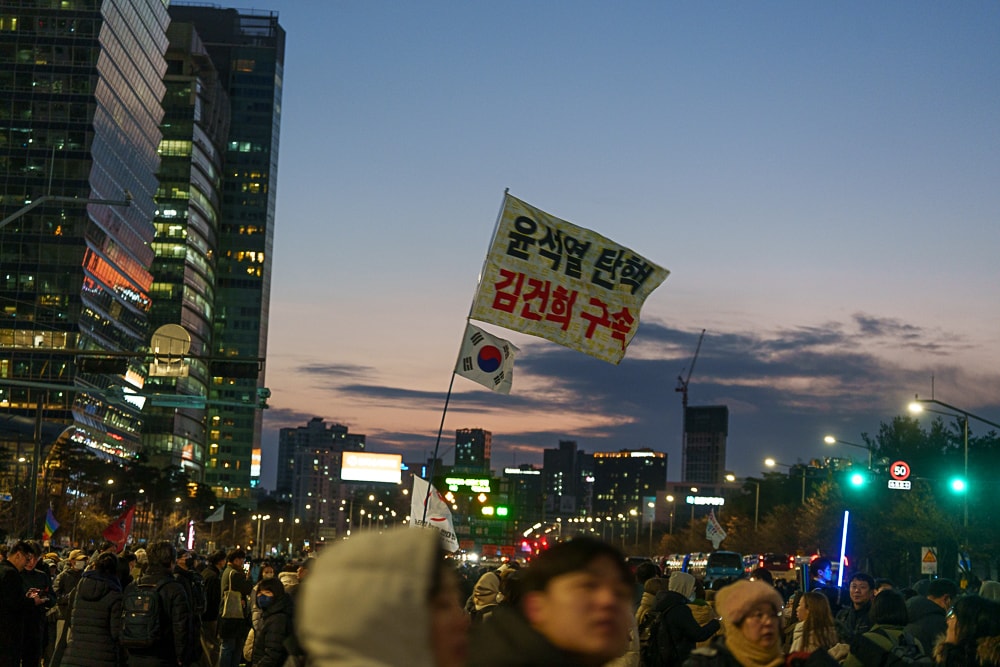 2024년 12월 3일 윤석렬 내란, 윤석렬 쿠데타에 분노한 시민들은 2024 1207 ㅇ탄핵 투표가 열리는 여의도 국회앞에 모여 의도탄핵집회 모습DSC08995 Photo by Happist