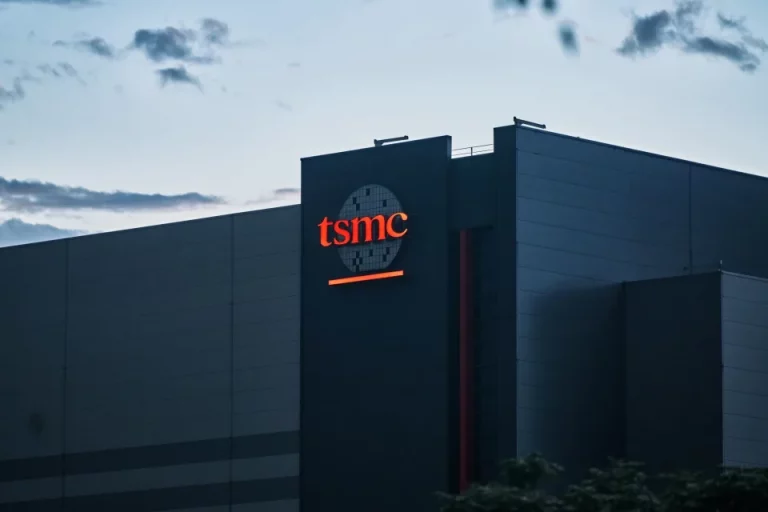 TSMC 사무실 야경 전경, TSMC 매출은 AI 수요가 여전하다는 블름버그 해석, Image from Bloomberg