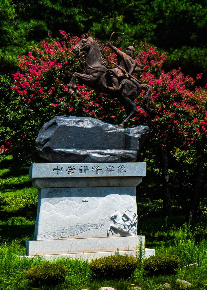 배롱나무 명소, 대구 신승겸장군 유적지 배롱나무 풍경 1 신승겸장군상, 대구 신승경겸장군 유적지 배롱나무 풍경, _DSC2429-, Photo by Happist