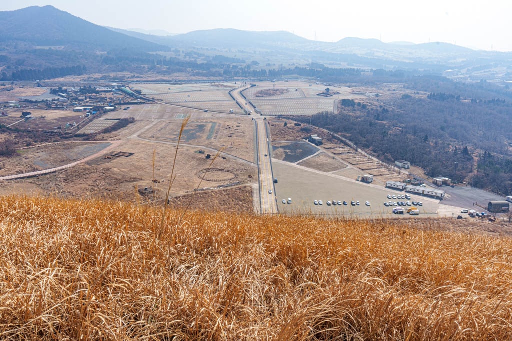 제주 새별오름 정상에서 바라본 주차장 방향 전경, DSC03006-, Photo by Happist