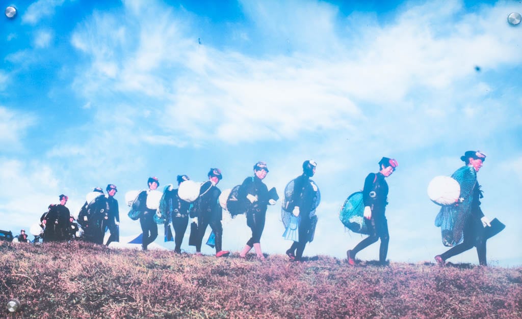 제주 억새여행, 산궁부리 억새, 억새여행의 명불허전 176 제주여행(2510)_산궁부리 입구 전시되엉 ㅣㅆ는 해녀 사진 중 하나, DSC00449-, Photo by Happist