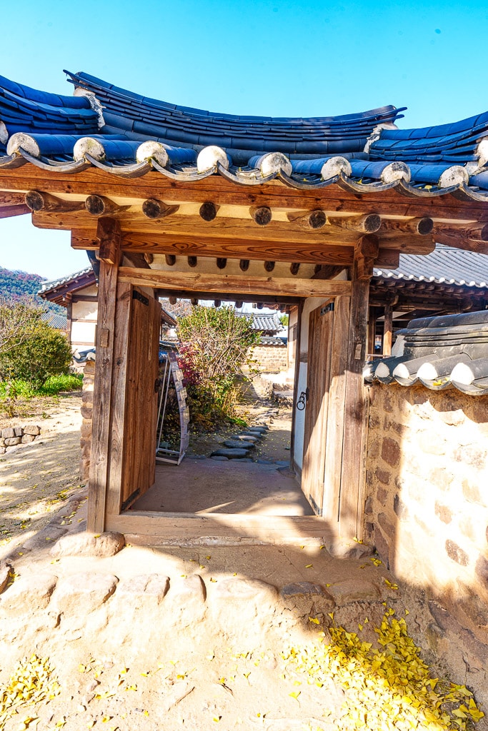 한국 3대 정원 영양 서석지 은행나무 단풍 풍경, 서석지 입구문 -04200_Photo by Happist