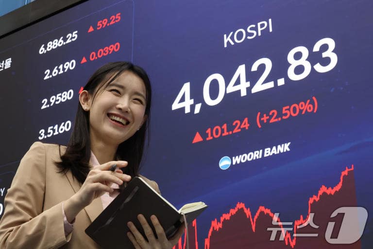 코스피 지수가 사상 첫 4000을 넘으며 종가 기준 최고치를 경신한 27일 오후 서울 중구 우리은행 본점 딜링룸 전광판에 종가가 표시되고 있다 Poto from News1