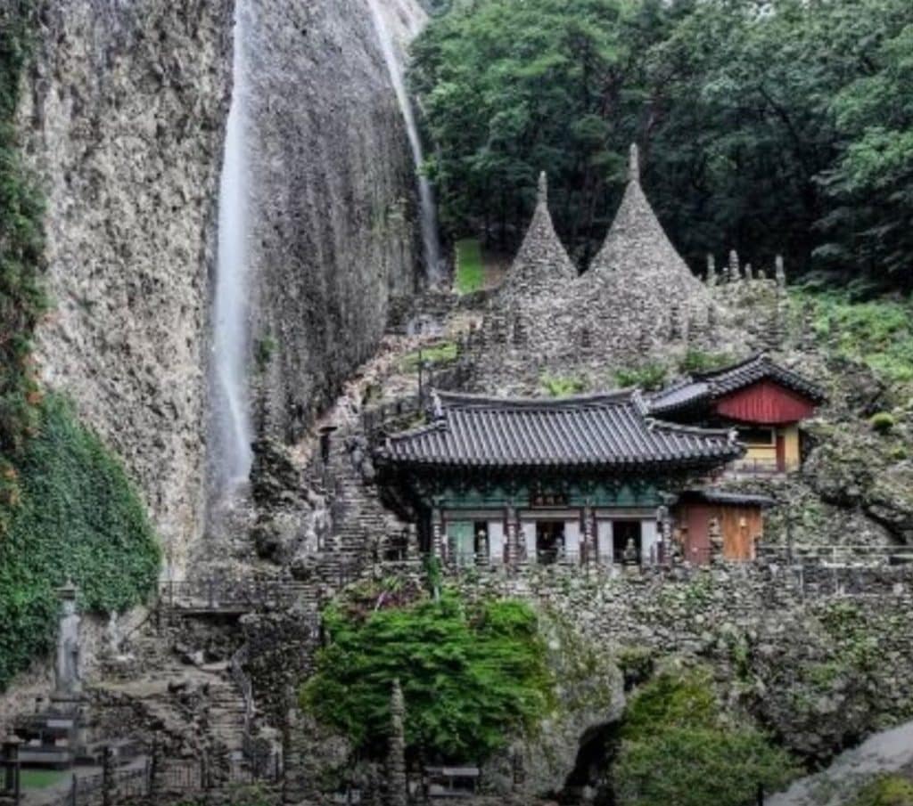 CNN 선정 10대 사찰 여행: 영혼을 씻기는 풍경과 맛집 총정리 9 CNN 선정 10대 사찰 여행: 영혼을 씻기는 풍경과 맛집 총정리 9