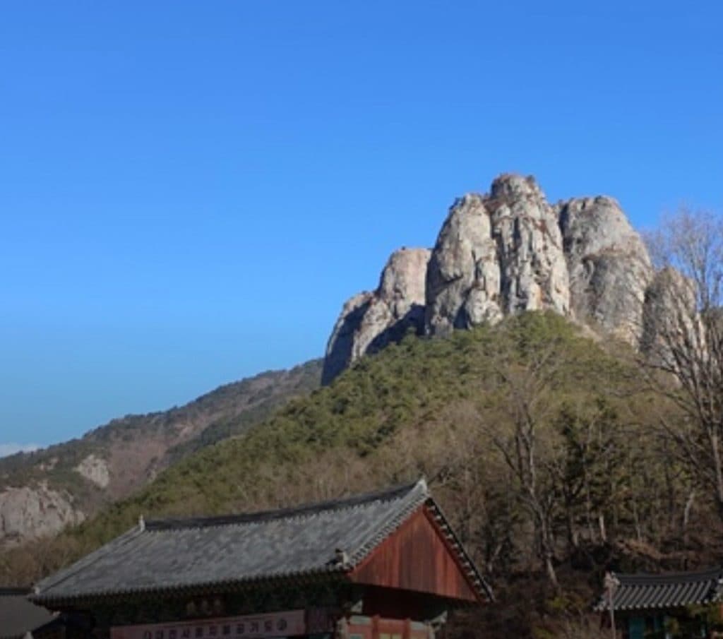 CNN 선정 10대 사찰 여행: 영혼을 씻기는 풍경과 맛집 총정리 7 CNN 선정 10대 사찰 여행: 영혼을 씻기는 풍경과 맛집 총정리 7