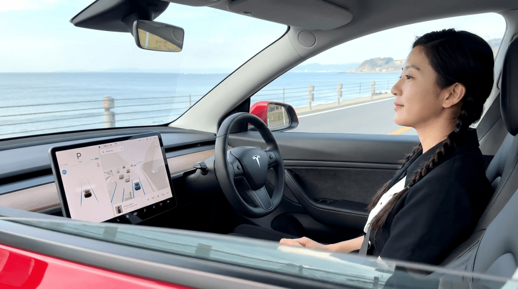 Firefly_Gemini Flash_빨간색 테슬라 자동차가 운전자 없이 자율주행으로 해변가 도로를 주행하는 모습