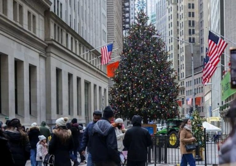미국 주식 전망, 월스트리트의 크리스마스 거리 풍경, Photo by Micle naigle, Bloomberg