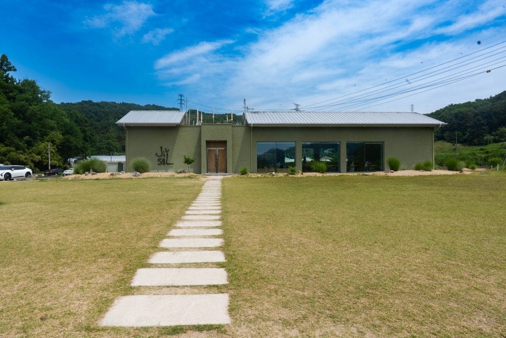 아산 카페 지새울, 순백의 샤스타 데이지 폭포와 숨겨진 전망 스폿, 아산 카페 지새울 완벽 가이드 🌼☕ 21 아산 카페 지새울, 순백의 샤스타 데이지 폭포와 숨겨진 전망 스폿, 아산 카페 지새울 완벽 가이드 🌼☕ 21