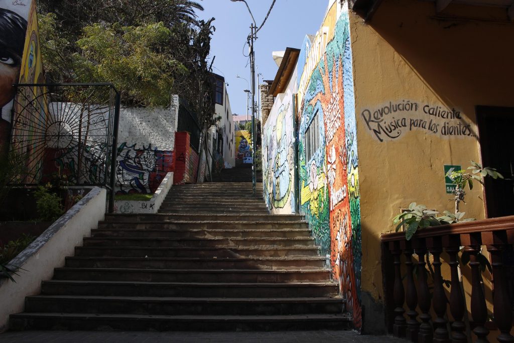 남미여행, 페루 리마, 리마 여행, 리마 사진, 리마의 예술가·보헤미안 지구인 바랑코(Barranco)의 해안 절벽으로 내려가는 골목 산책로인 ‘바하다 데 바뇨스(Bajada de Baños) 언덕 계단, Photo from PIXSABAY by pxbha-ravine-4713823_1920