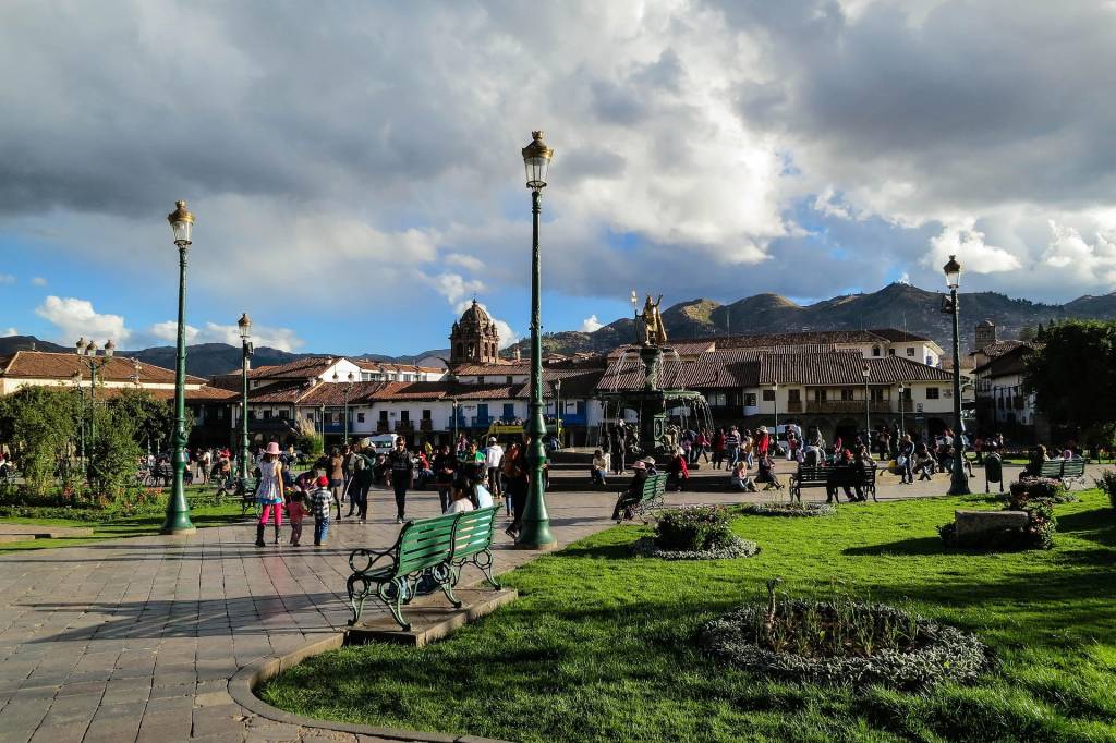 남미여행, 페루 쿠스코, 쿠스코 여행,아르마스 광장(Plaza de Armas del Cusco) 북동쪽 보도블록 산책로에본아르마스 광장(Plaza de Armas del Cusco) Photo from PIXSABAY by stocksnap-plaza-de-armes-698913_1920