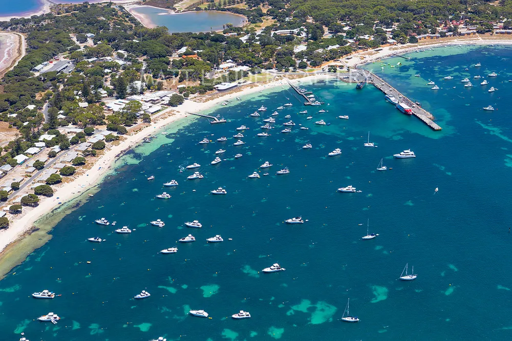 호주 여행지 추천 Top 10 — 사진으로 남는 곳, 어디에 서야 할까 5 로트네스트 섬(Rottnest Island)은 호주 서호주주 프리맨틀 서쪽 약 18km 해상에 위치한 면적 19km2의 섬, 이미지 나무위키